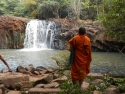 moine devant la cascade